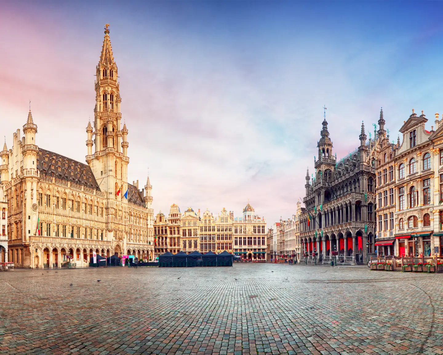  Vista panorámica de la Grand Place de Bruselas, Bélgica, en un hermoso día de verano.