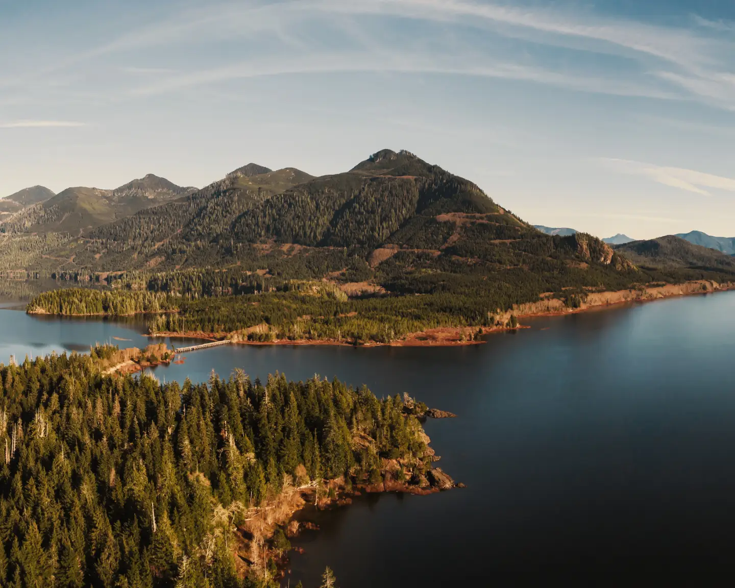 Letecký panoramatický pohled na jezero Kennedy za slunečného dne.