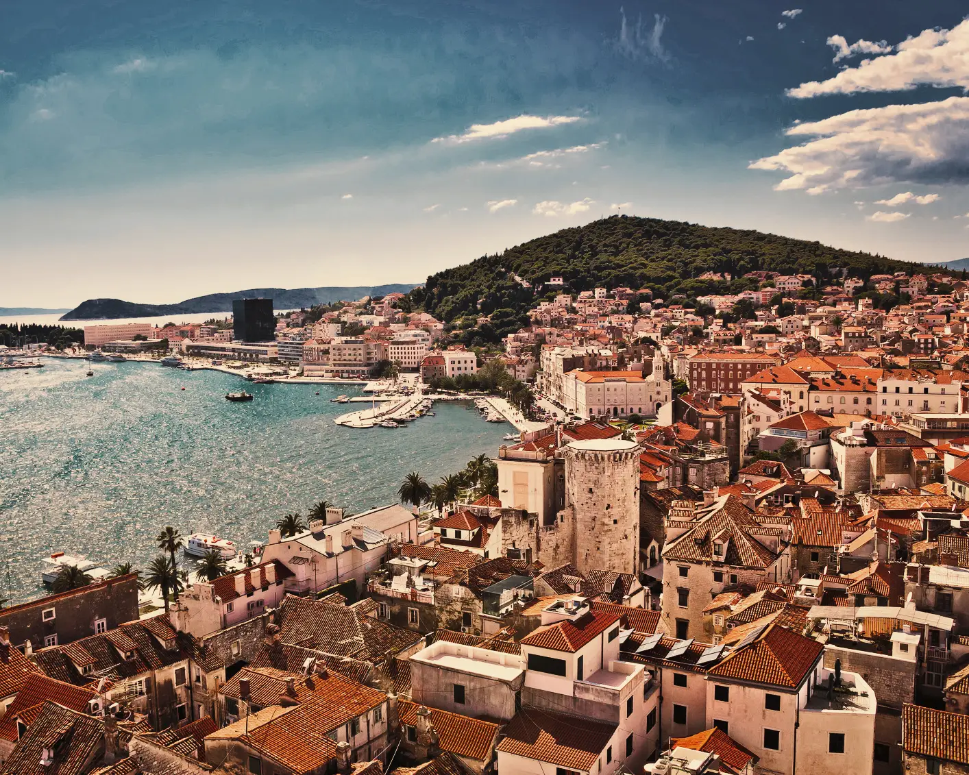 Vista del casco antiguo de Split, en Croacia, en la región de Dalmacia, con el puerto y la colina de Marjan al fondo.