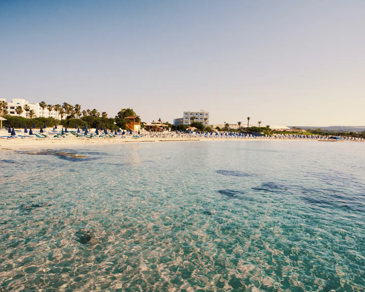 Sicht auf den Strand in Larnaca, Zypern mit türkisblauem, klarem Wasser