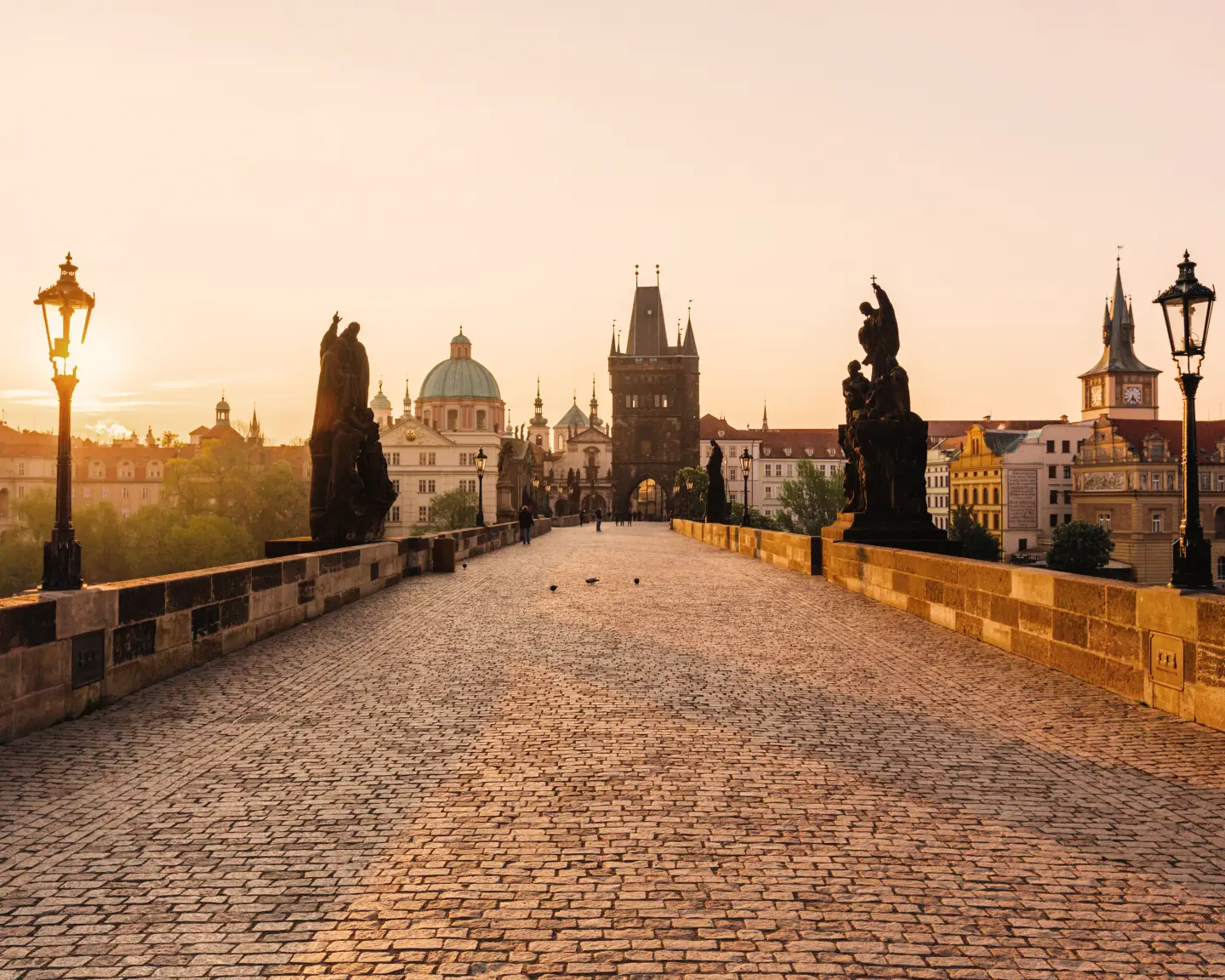 Vue du pont Charles, de la rivière et de la vieille ville de Prague, en République tchèque