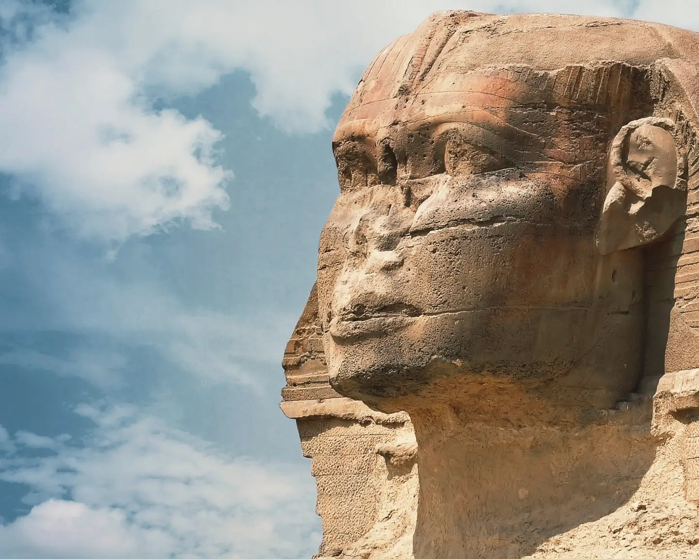 Vista de cerca del rostro de la Esfinge en El Cairo contra un cielo azul