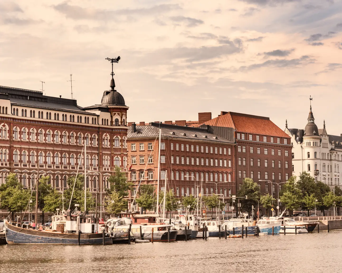 Vista de las casas de Helsinki en el puerto deportivo.