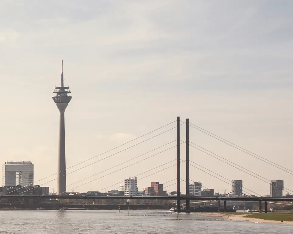 Spaziergang am Rhein in Düsseldorf, Deutschland