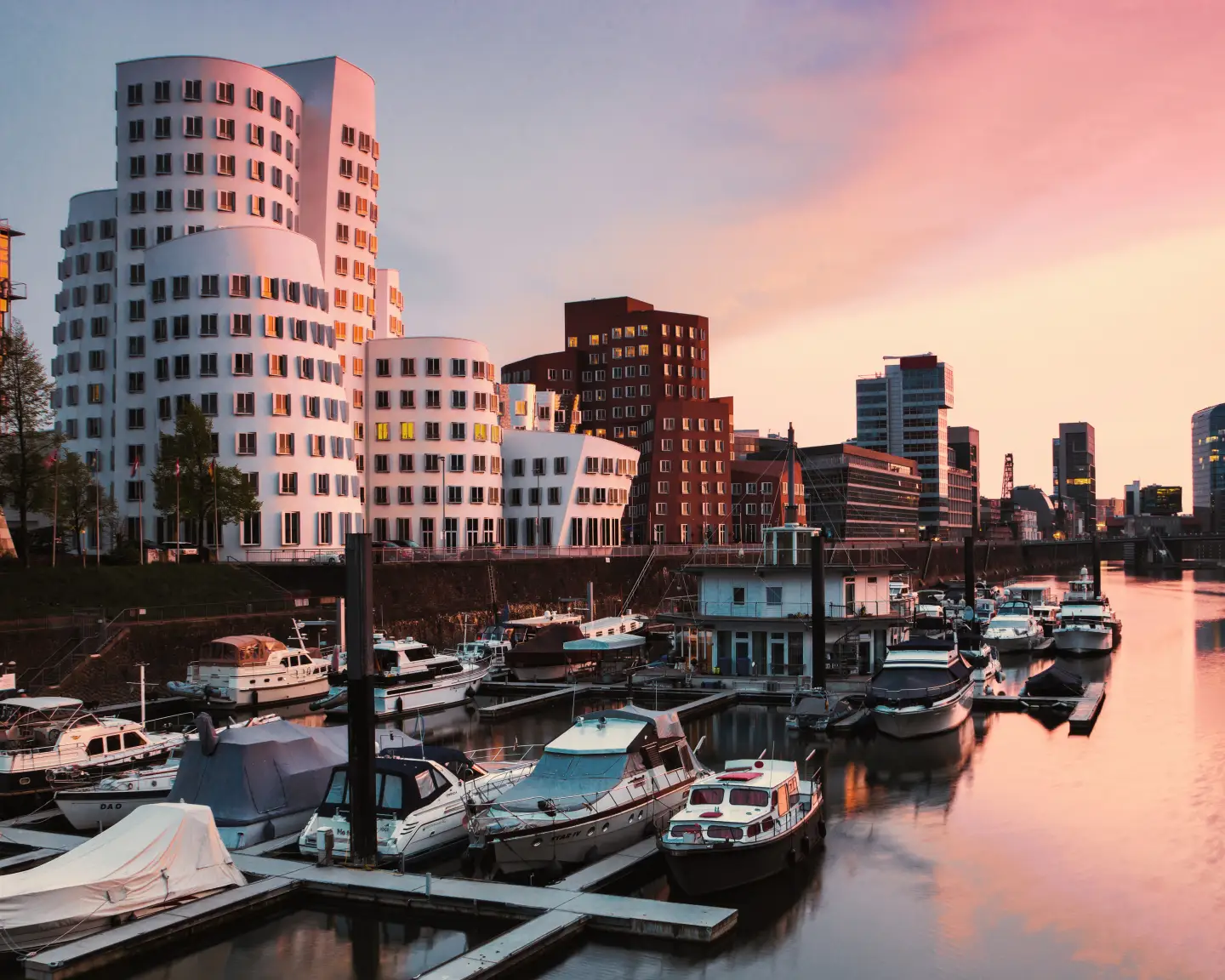 Puesta de sol sobre la dársena del puerto de Düsseldorf.