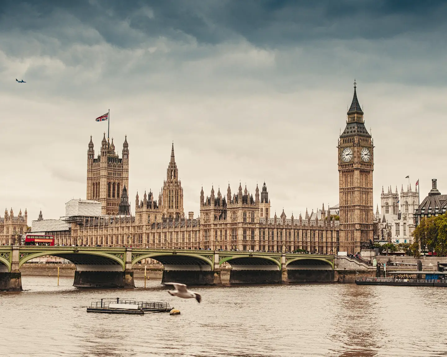 Big Ben y Parlamento en Londres, con el Támesis en primer plano.