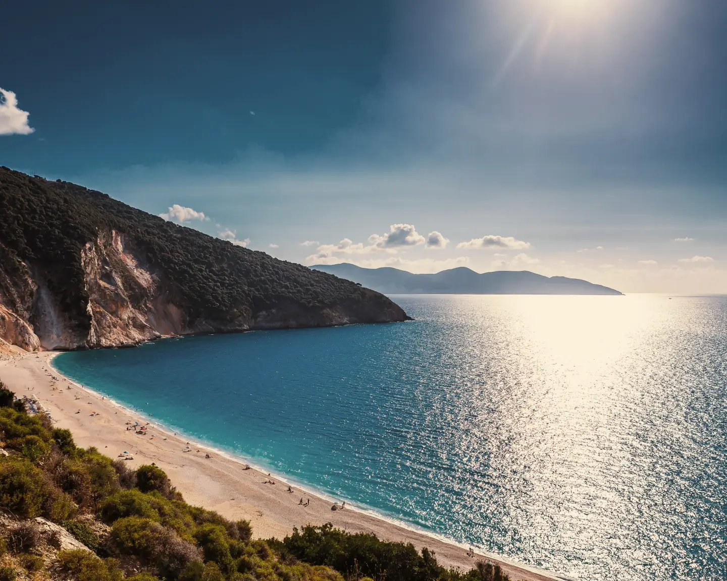 Panoramablick auf den Myrtos-Strand, den bekanntesten Strand der griechischen Insel Kefalonia.