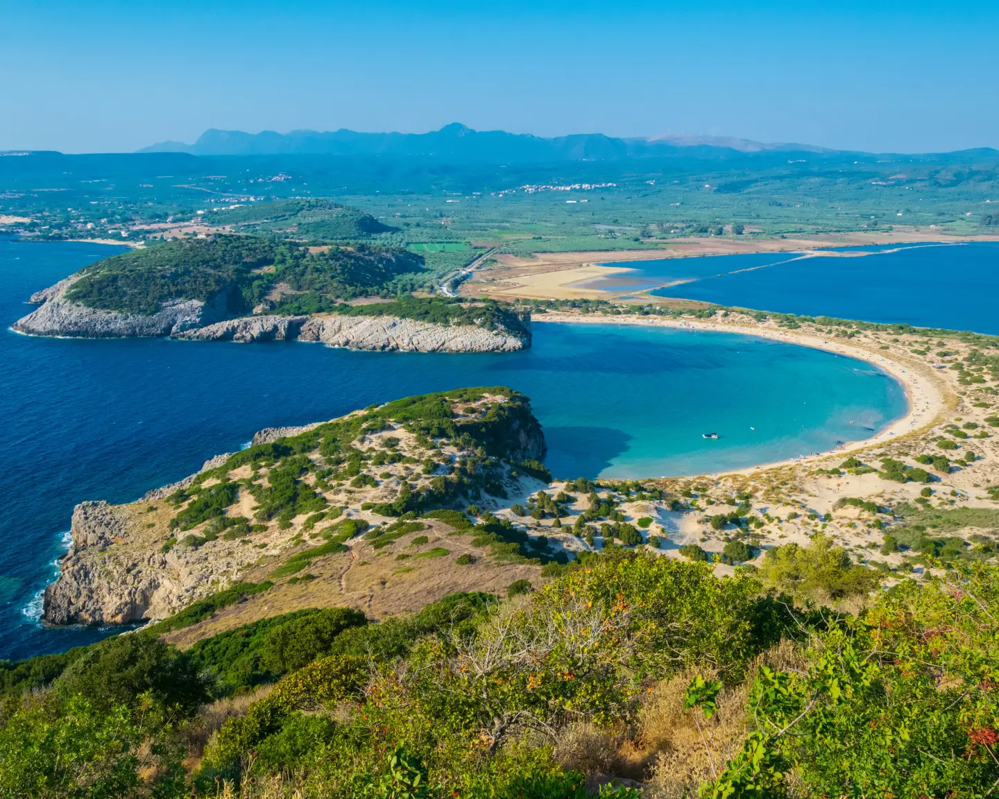 Panoramablick auf den Strand von Voidokilia, umgeben von der Küste von Navarino, Pylos, Kalamata, auf der Halbinsel Peloponnes in Griechenland. Das Bild zeigt eine beeindruckende Landschaft mit türkisfarbenem Wasser und sandigen Buchten.