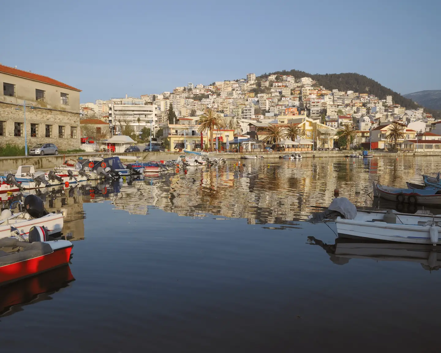 Der kleine Hafen Perigiali in Kavala, Griechenland.