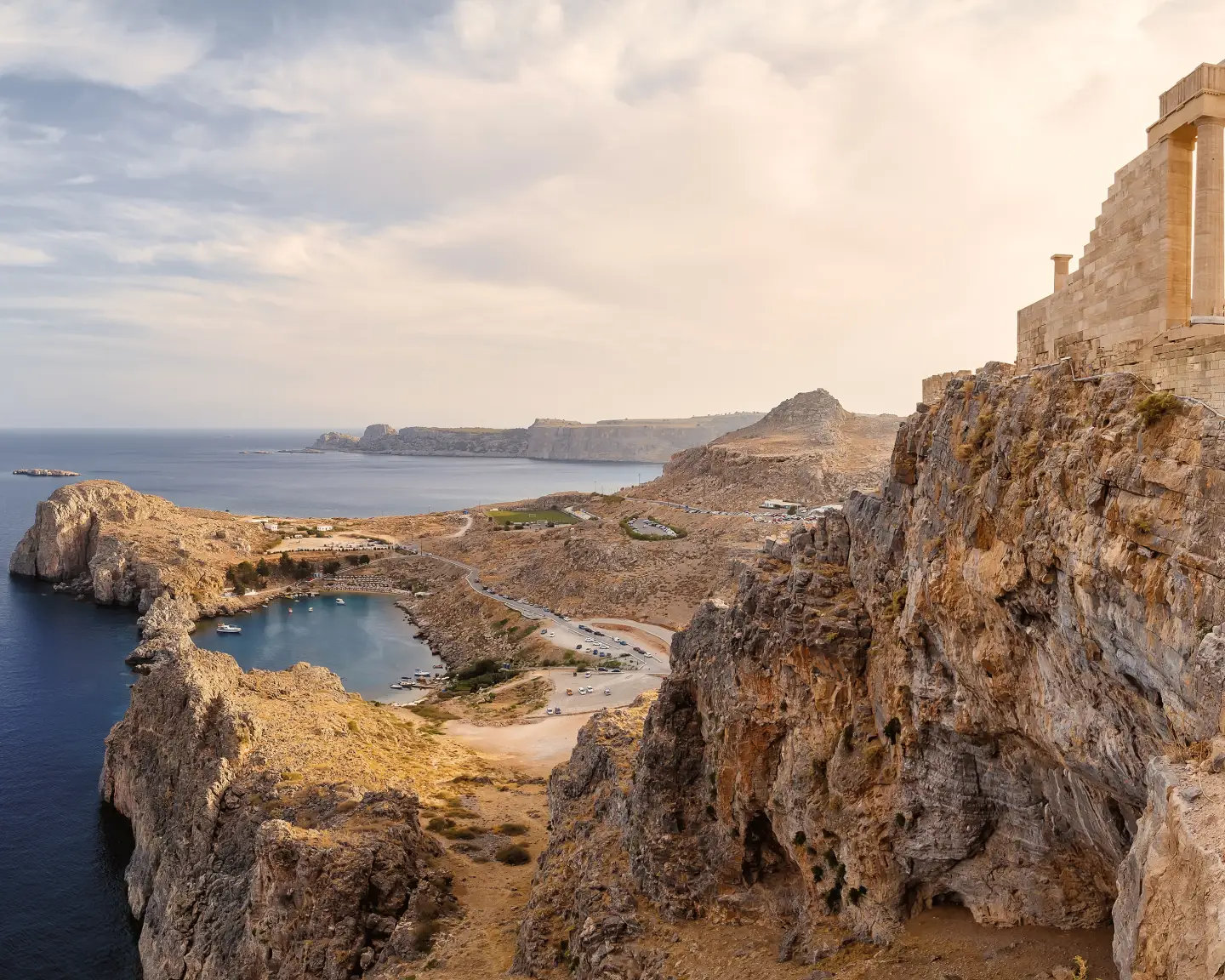 Acrópolis de Lindos. Columnas dóricas del antiguo templo de Atenea Lindia del siglo IV a. C. y la bahía de San Pablo.