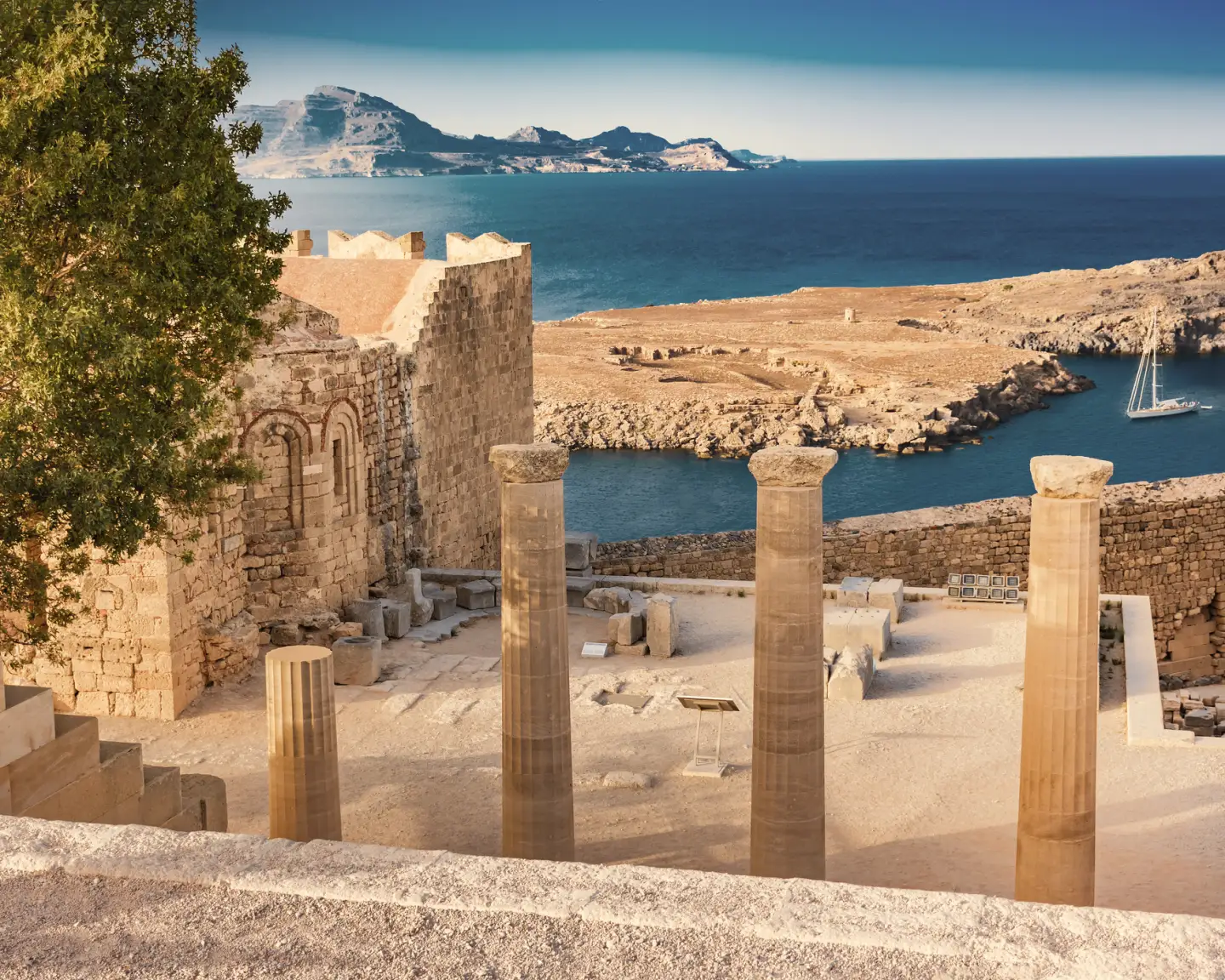 Escalier des Propylées et de l'église Saint-Jean sur l'Acropole de Lindos à Rhodes en Grèce.