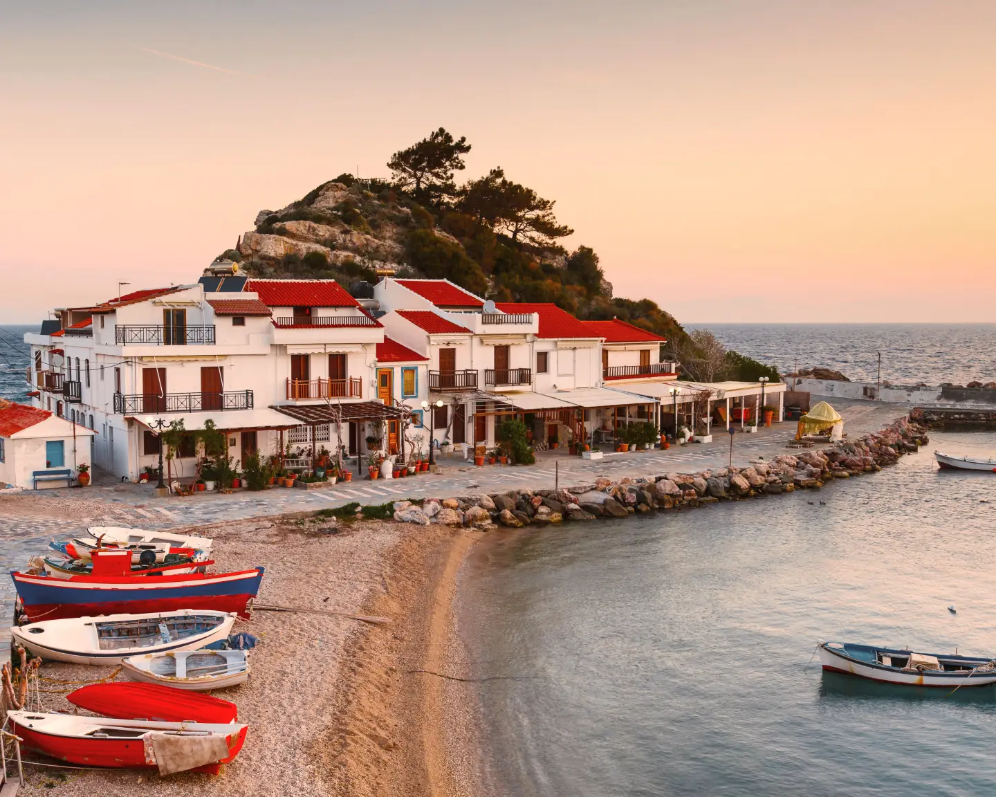 Das malerische Dorf Kokkari auf der griechischen Insel Samos. 