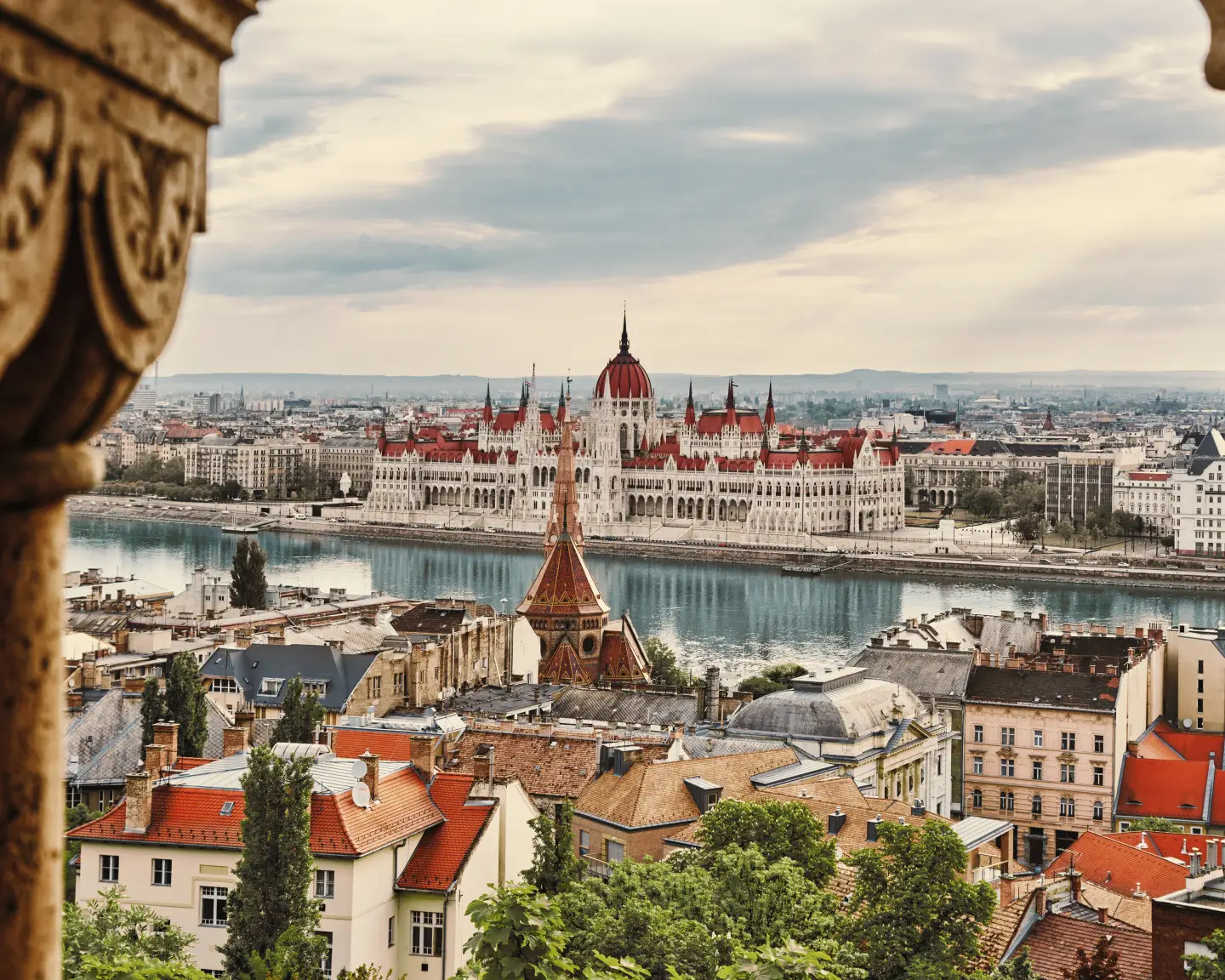 Vue du Parlement national hongrois depuis le Bastion des pêcheurs sur les toits de Budapest