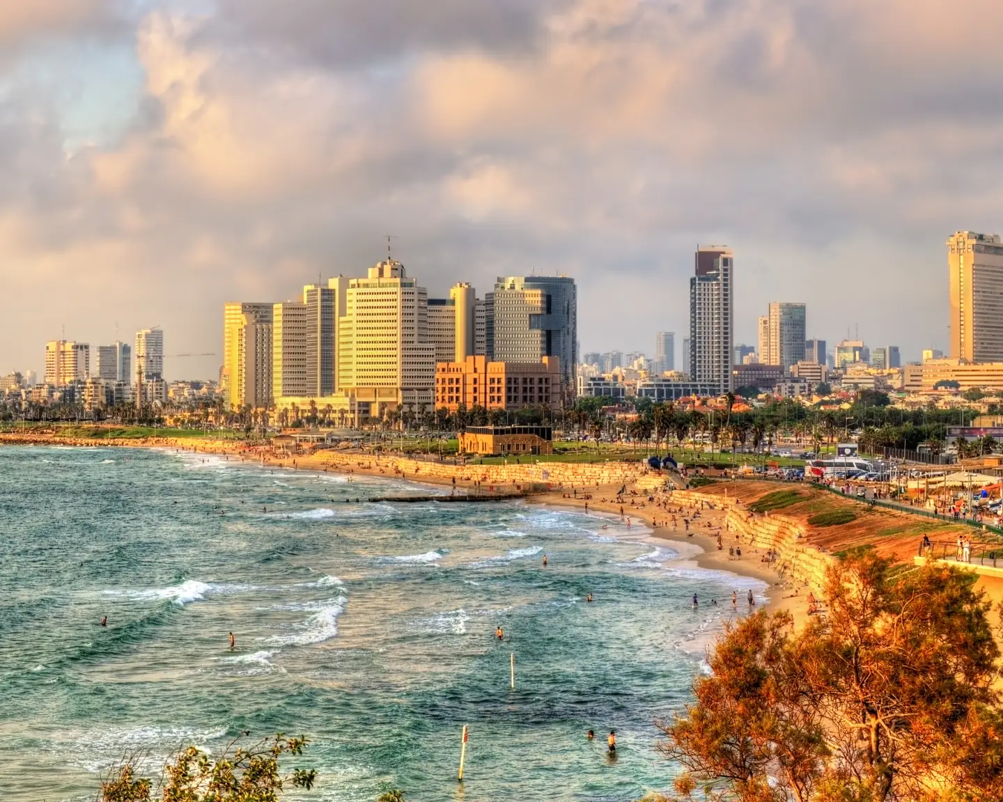 el horizonte de Tel Aviv-Jaffa en Israel, con el mar Mediterráneo y el paseo marítimo en primer plano
