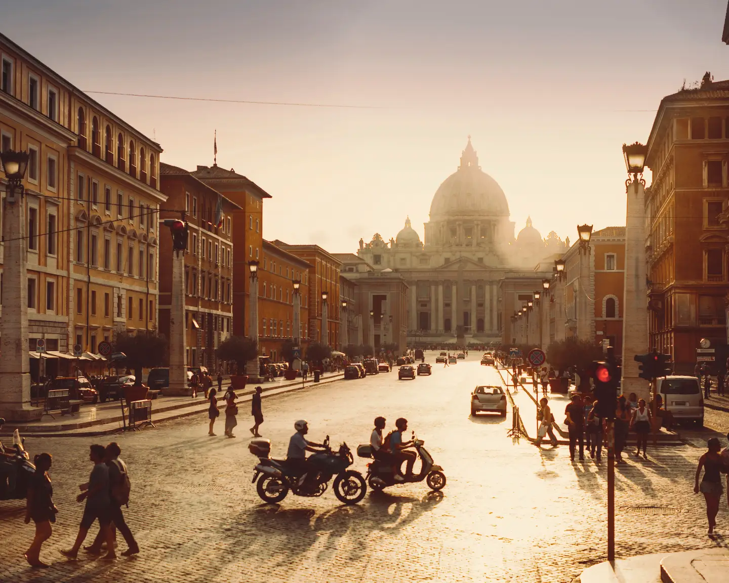 La imagen muestra la Basílica de San Pedro en Roma, Italia