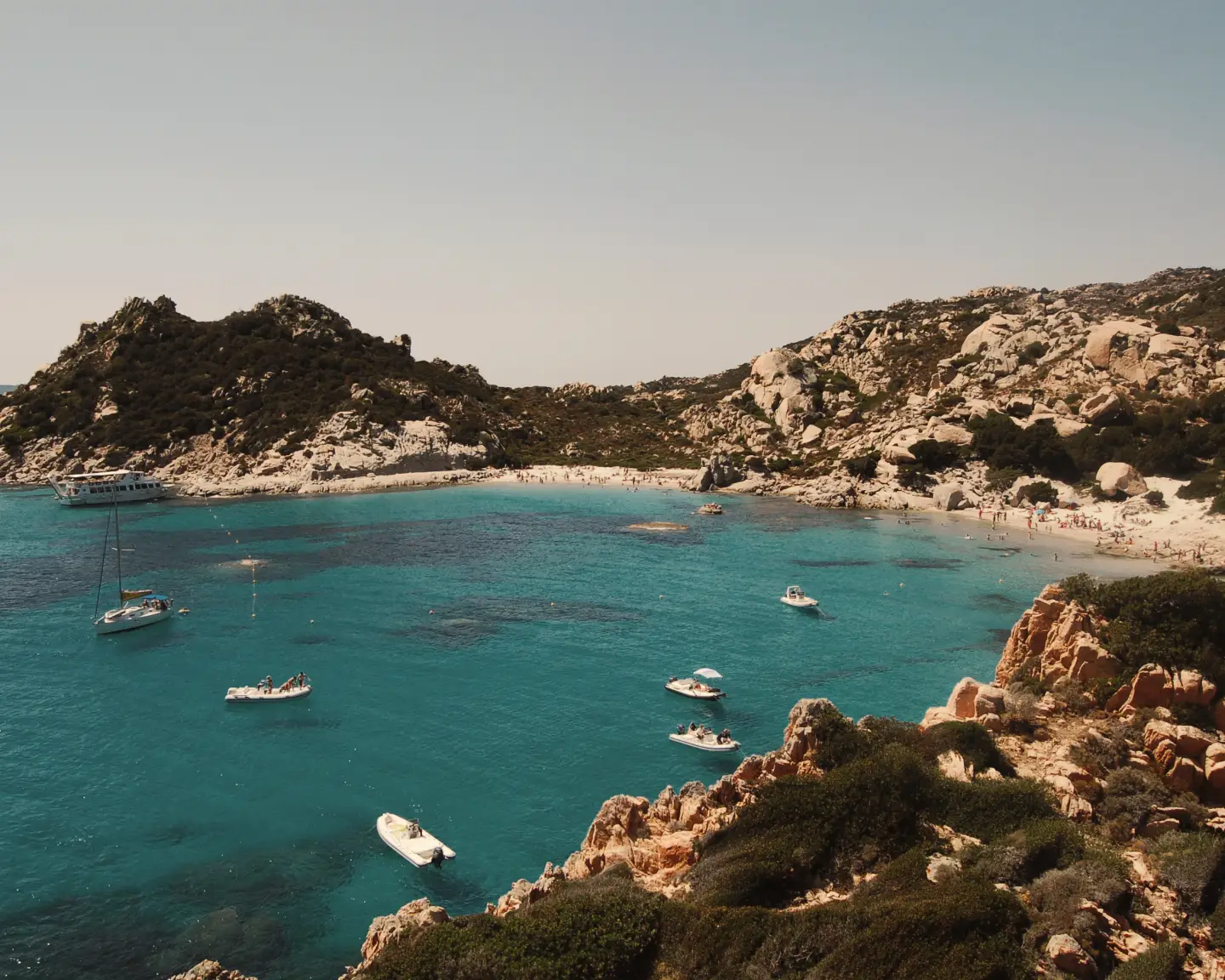 L'île de Spargi avec vue sur la côte, les rochers et les gens sur la plage