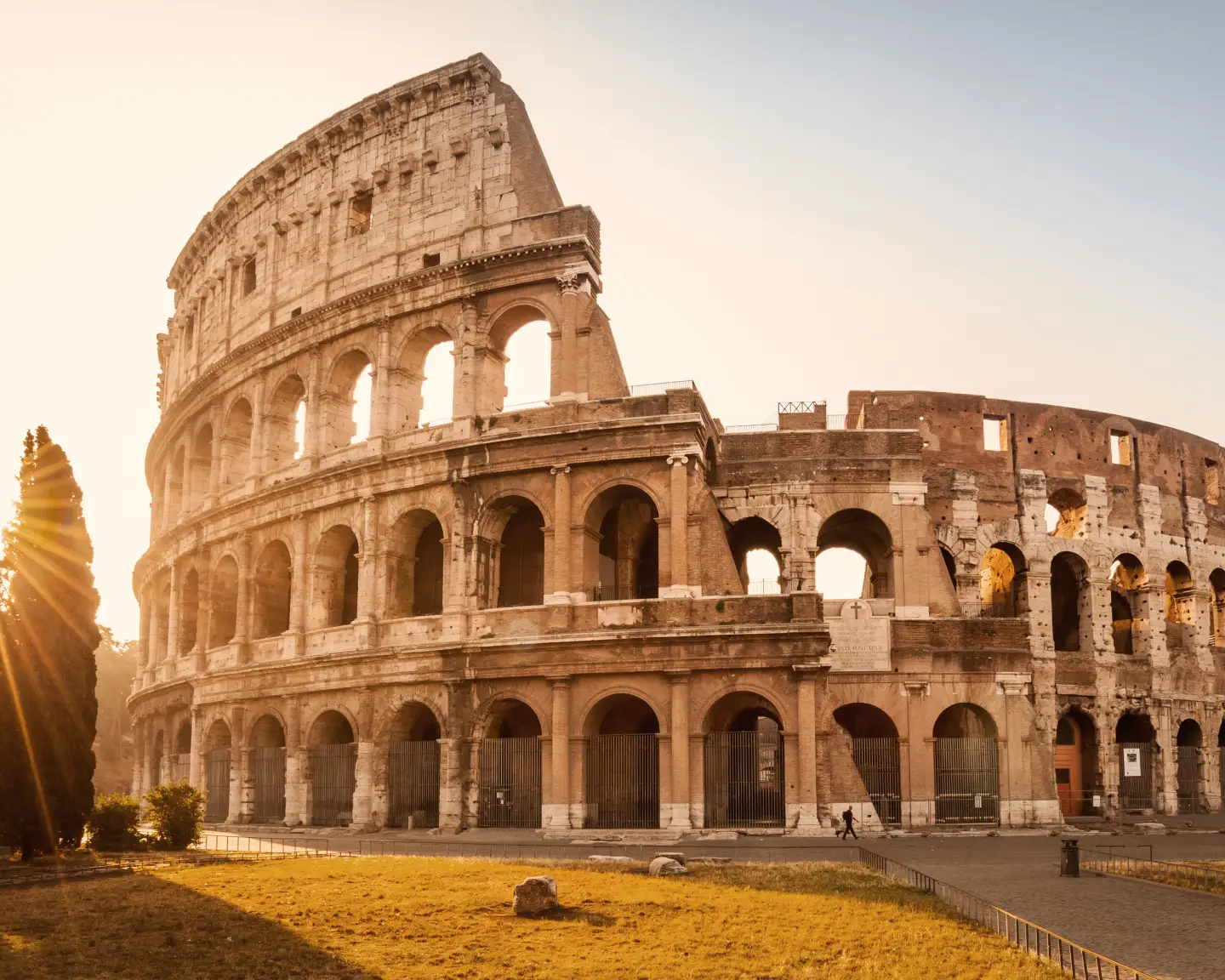 Coliseo retroiluminado al amanecer en Roma, Italia.