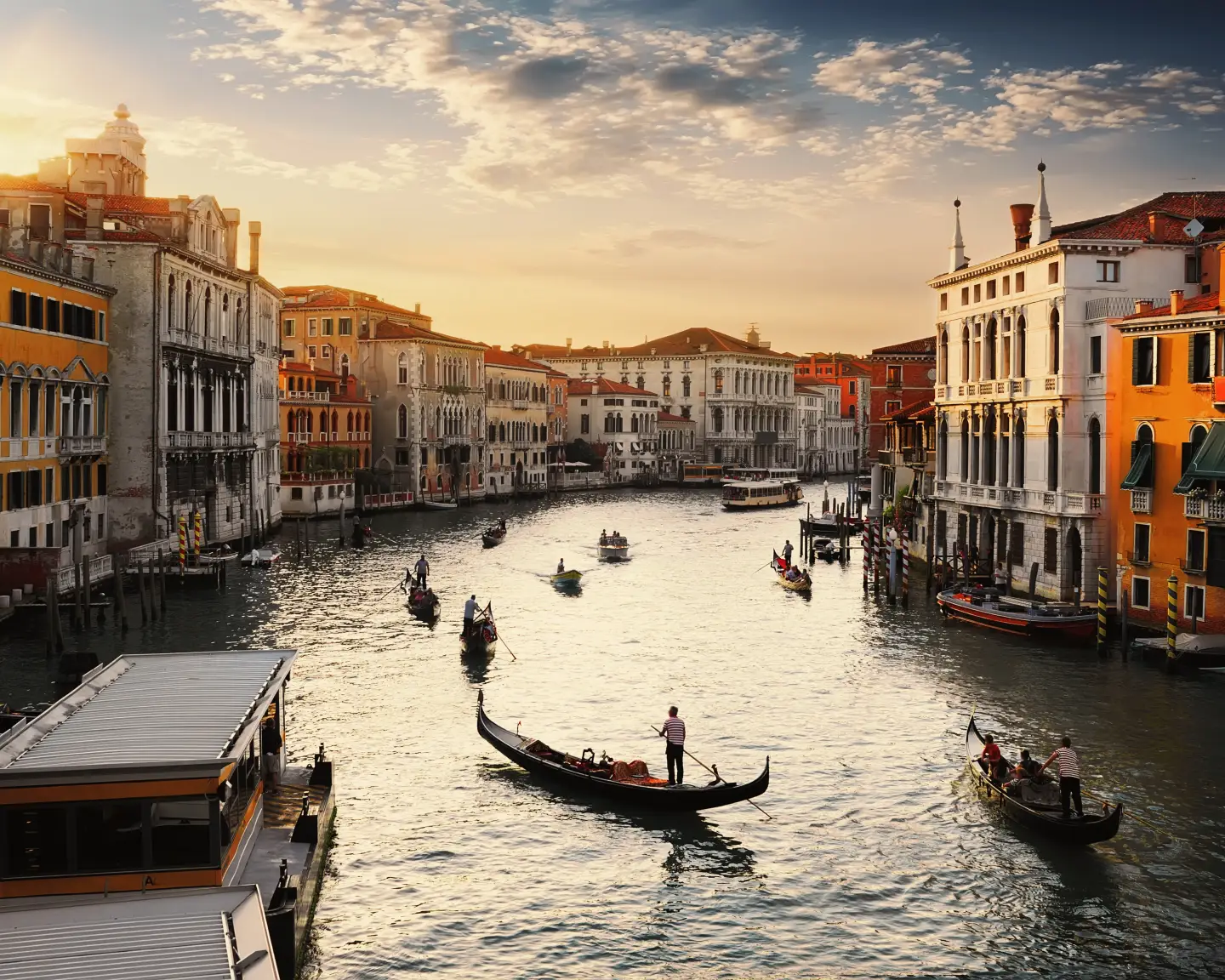 Le Grand Canal à Venise au coucher du soleil, Italie.