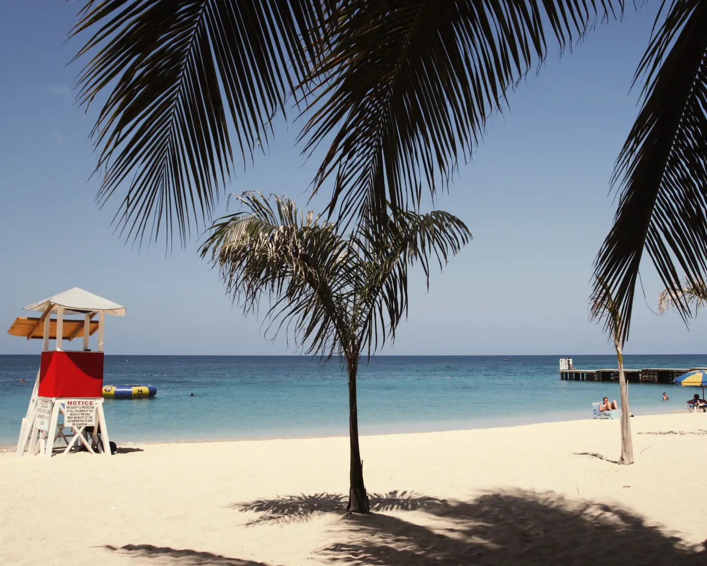 A praia arenosa de Montego Bay com a famosa Doctor's Cave na ilha caribenha da Jamaica