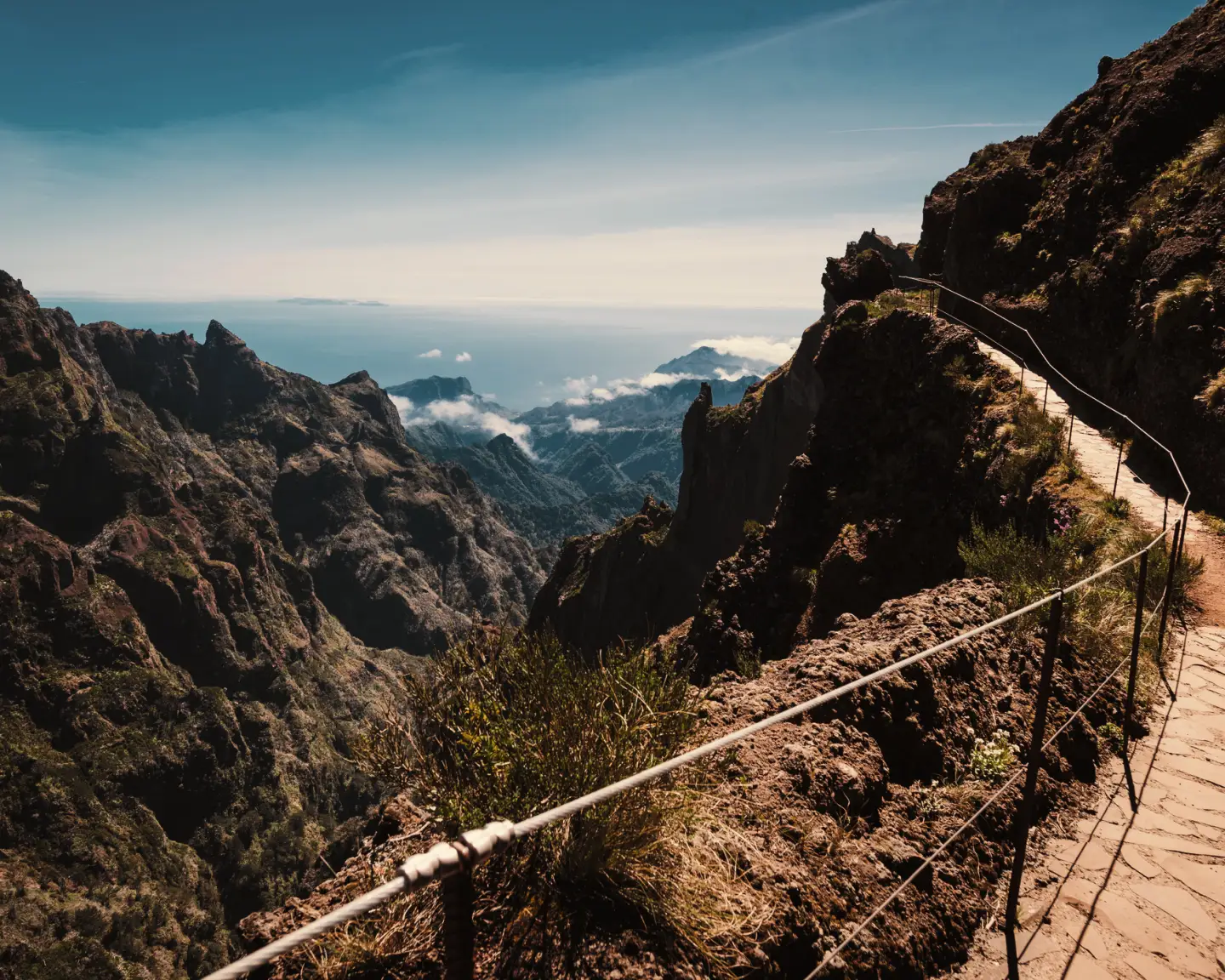 Bergige Landschaft im Herzen von Madeira in der Nähe des Berges Pico do Arieiro