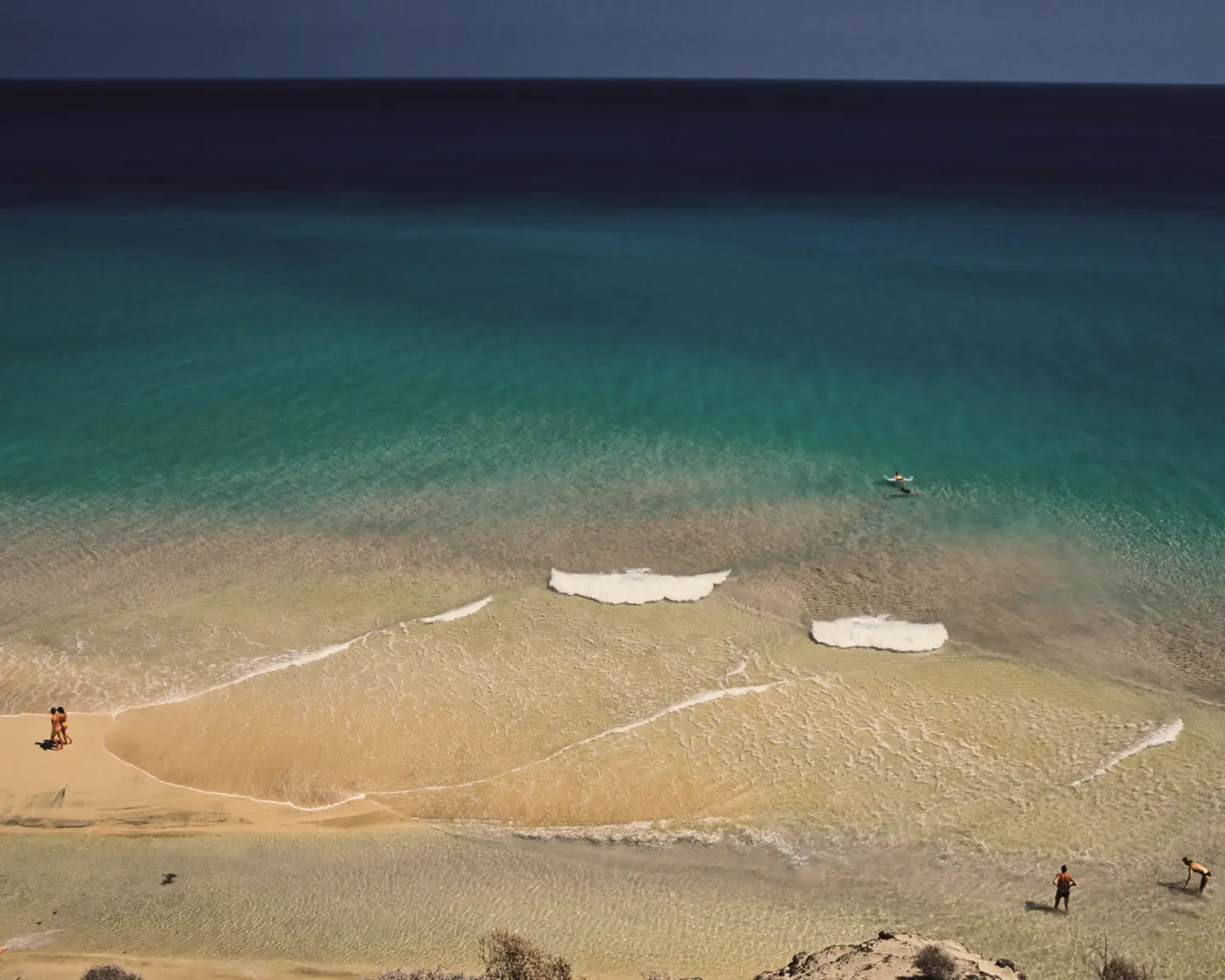 Strand Fuerteventurán a türkizkék tengerrel, Spanyolországban