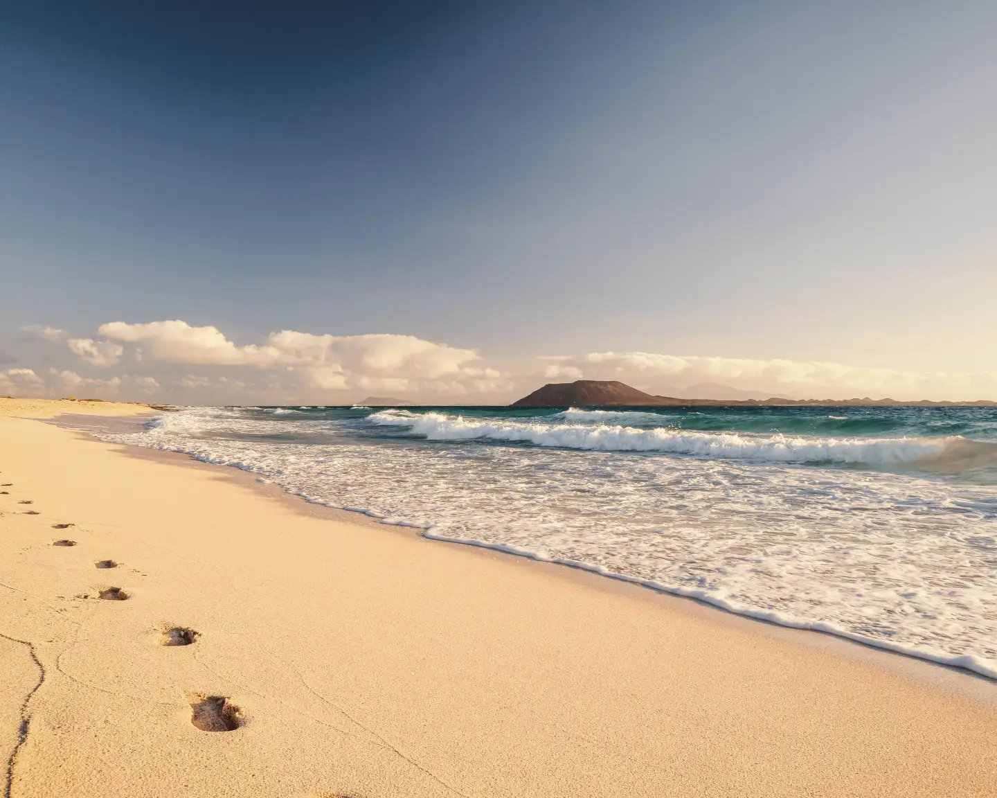 Lábnyomok Fuerteventura szigetének homokkal borított strandján