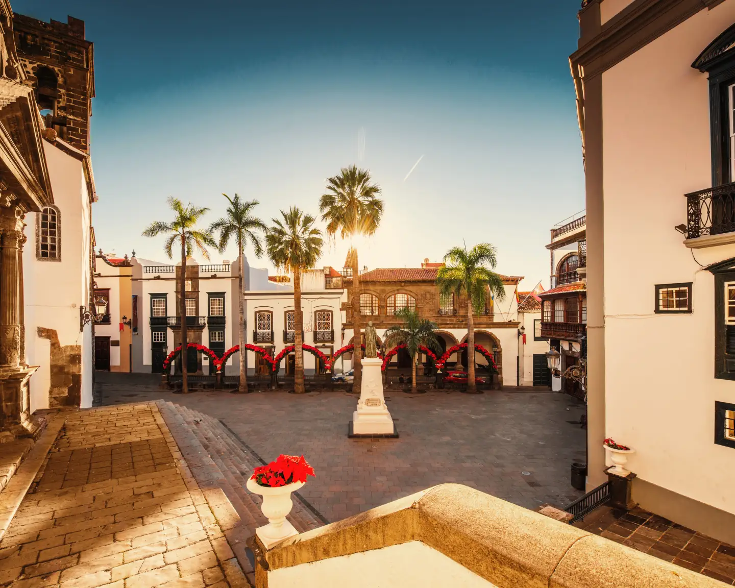 Place centrale de la vieille ville avec l'église Salvador et le monument à Santa Cruz de la Palma en Espagne