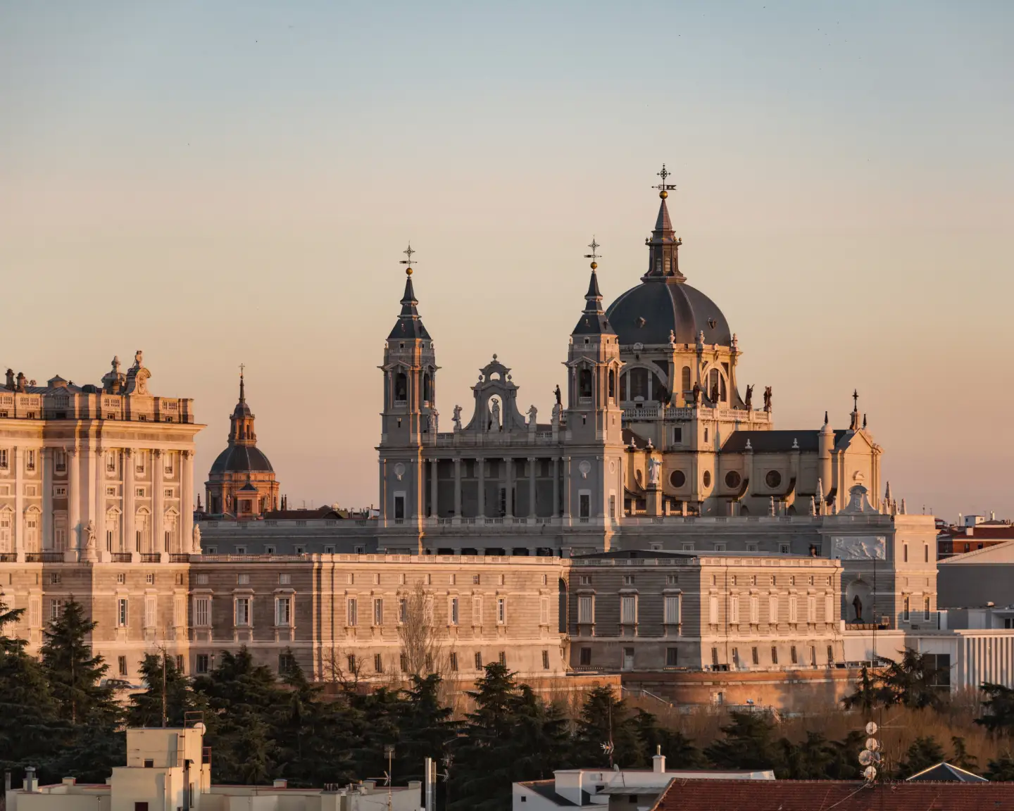 La Catedral de la Almudena y el Palacio Real de Madrid al atardecer.