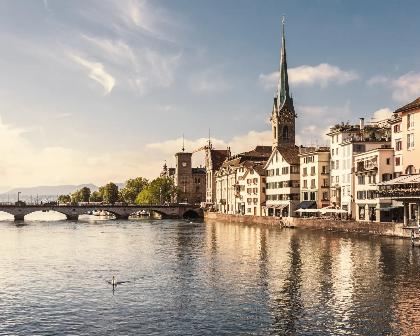 El casco antiguo de Zúrich con el río Limmat, que fluye hacia el lago de Zúrich en Suiza.