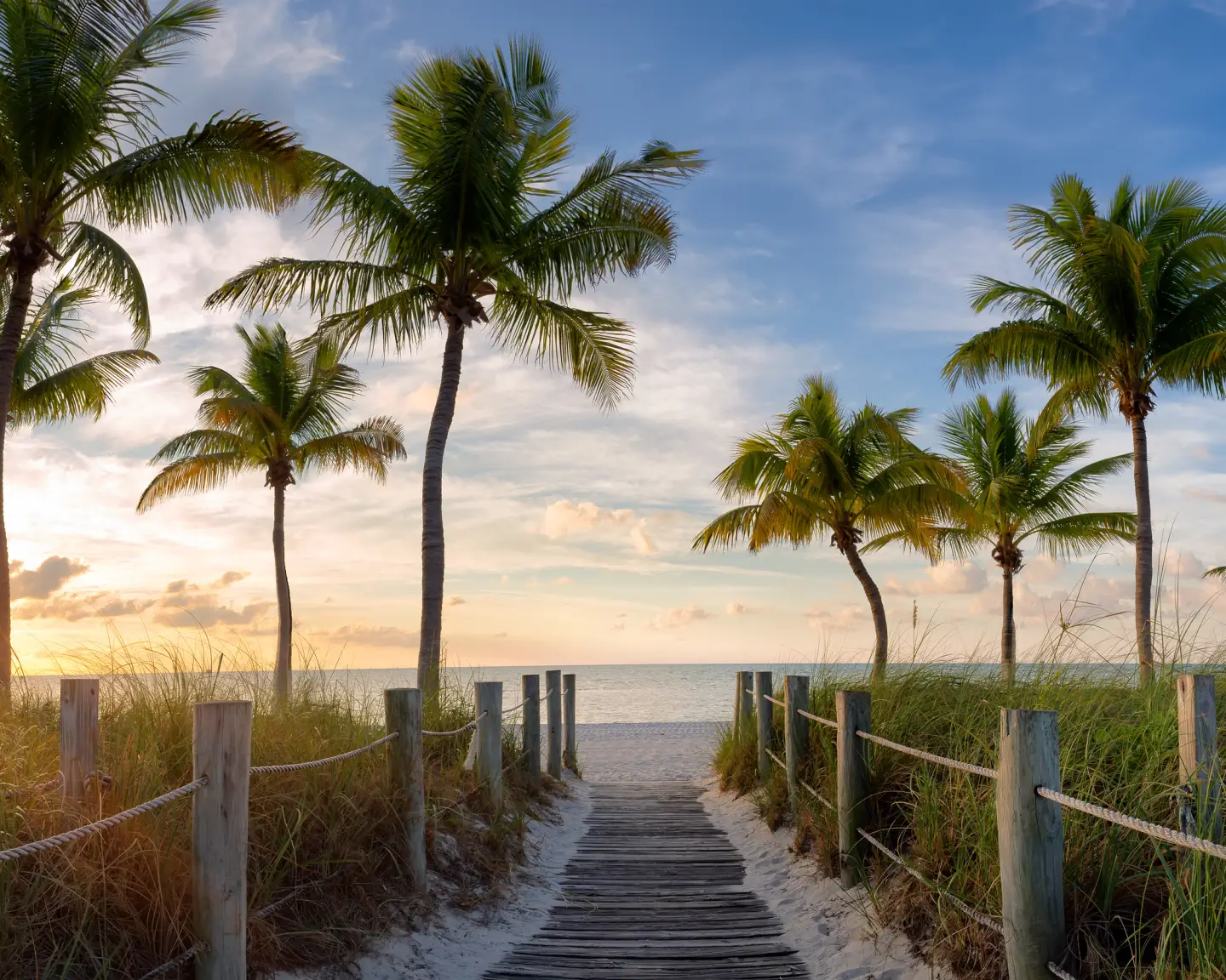 Panoramablick auf den Fußweg zum Smathers Beach bei Sonnenaufgang in Key West, Florida.