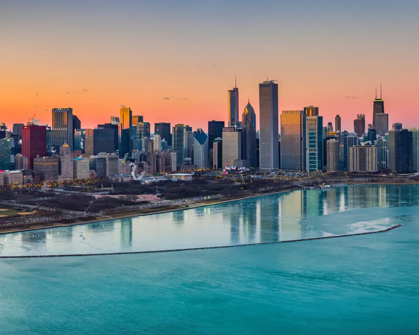 Perfil urbano de Chicago al atardecer, con vistas al lago.